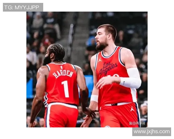 快船与独行侠首战乔治表现抢眼助力球队争夺季后赛胜利